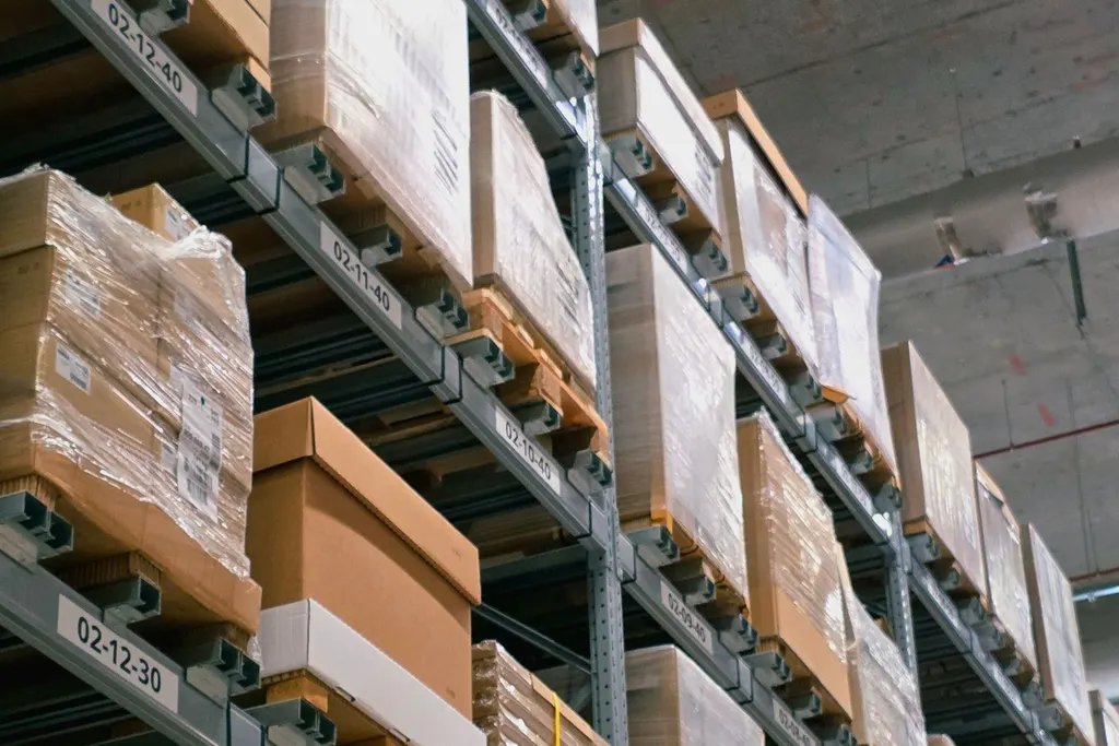 Estanterías de almacén con palés de cajas de cartón