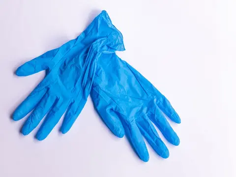 Par de guantes desechables de nitrilo azules